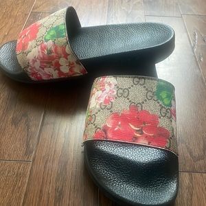 I am selling Gucci Black floral slides .Size 8.5 good condition like new